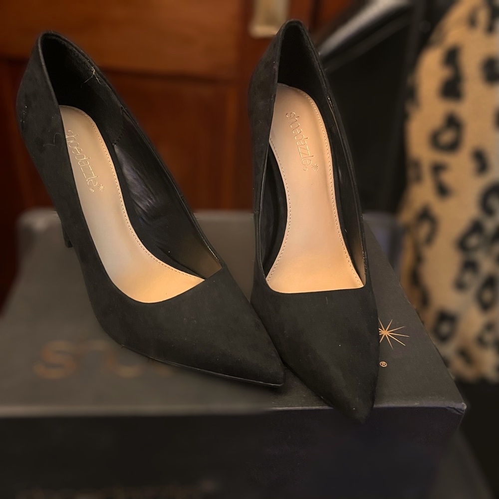 NEVER WORN, Black Pump size 10 US Woman, Suede. Shoe dazzle.